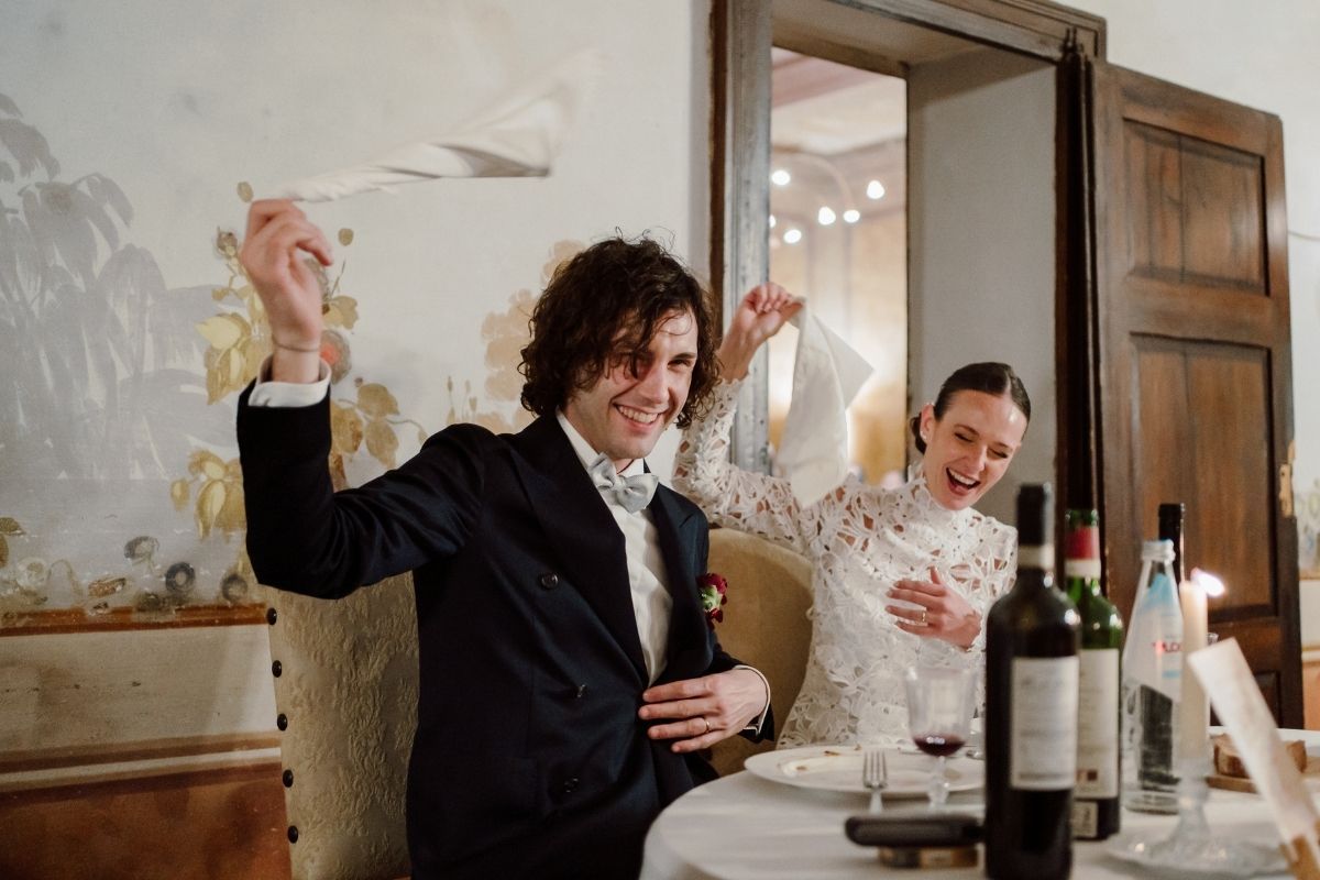 arrivo sposi in sala per la cena a cascina lago scuro, location di matrimonio a cremona
