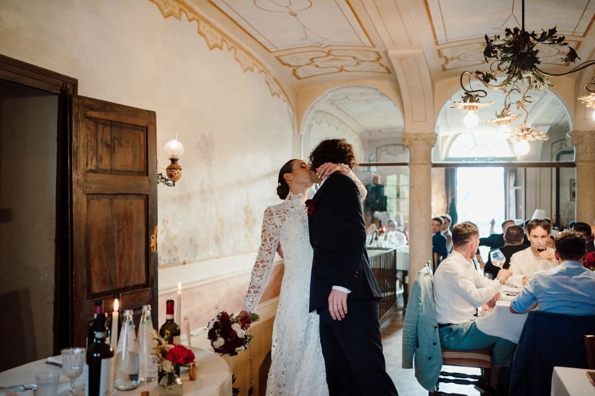 bacio sposi durante la cena di matrimonio a cascina lago scuro