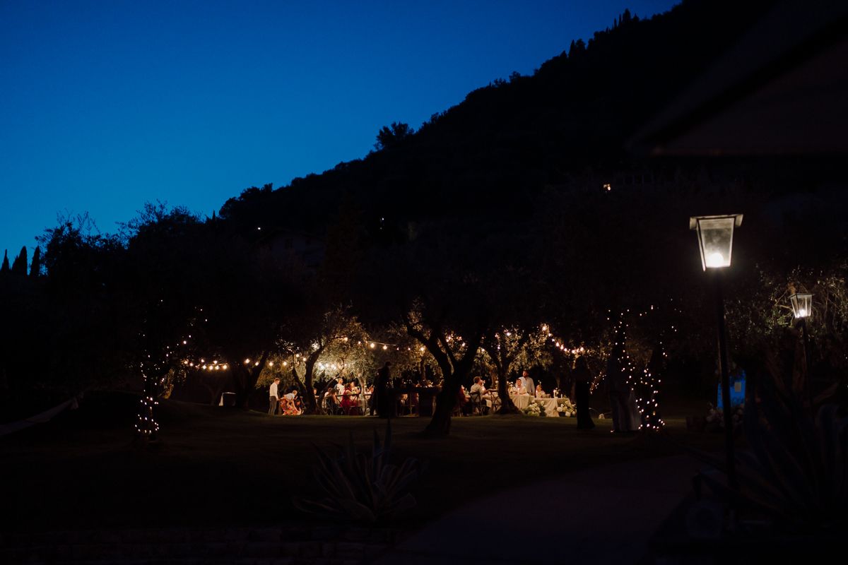 cena in giardino con brindisi a castello oldofredi