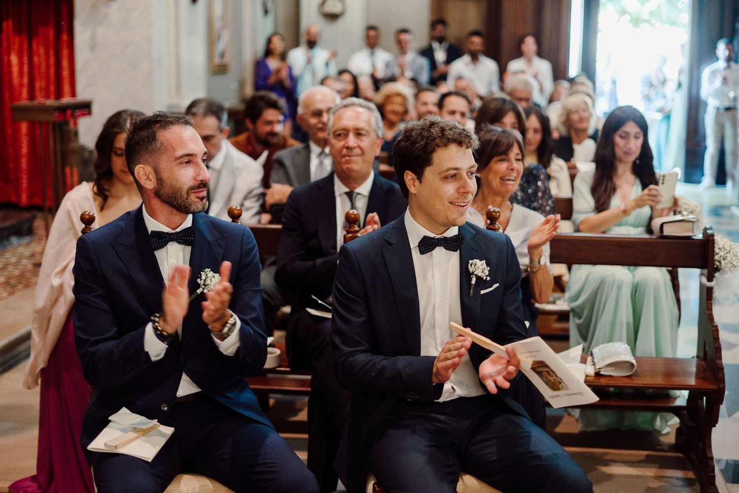 applausi invitati alla fine della cerimonia a Iseo
