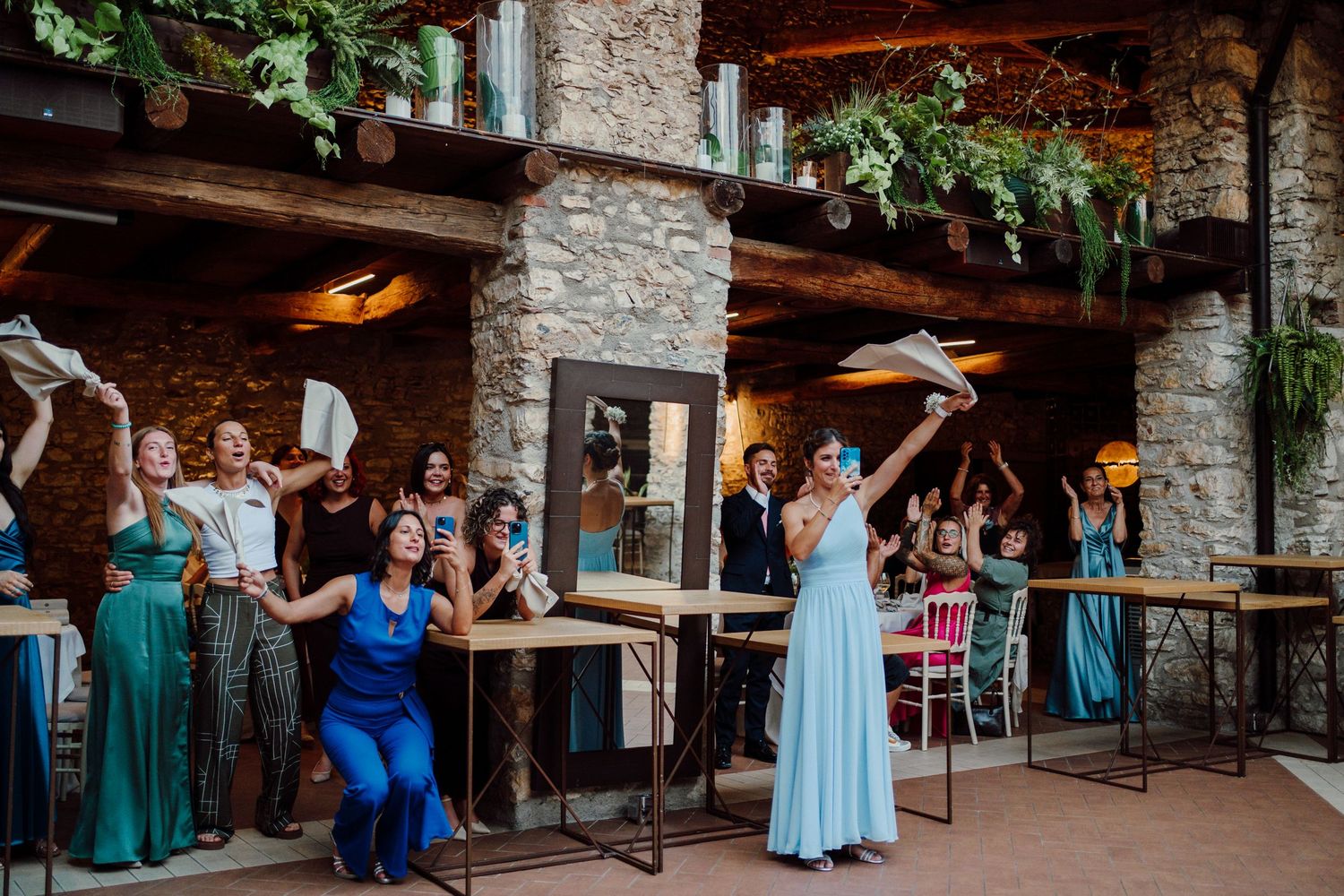 festeggiamenti invitati durante l'ingresso degli sposi in sala al Carlo magno