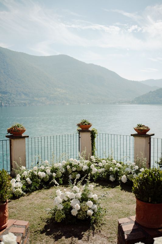 matrimonio elegante e raffinato a monte isola in location castello oldofredi, dettaglio allestimento floreale della cerimonia vista lago