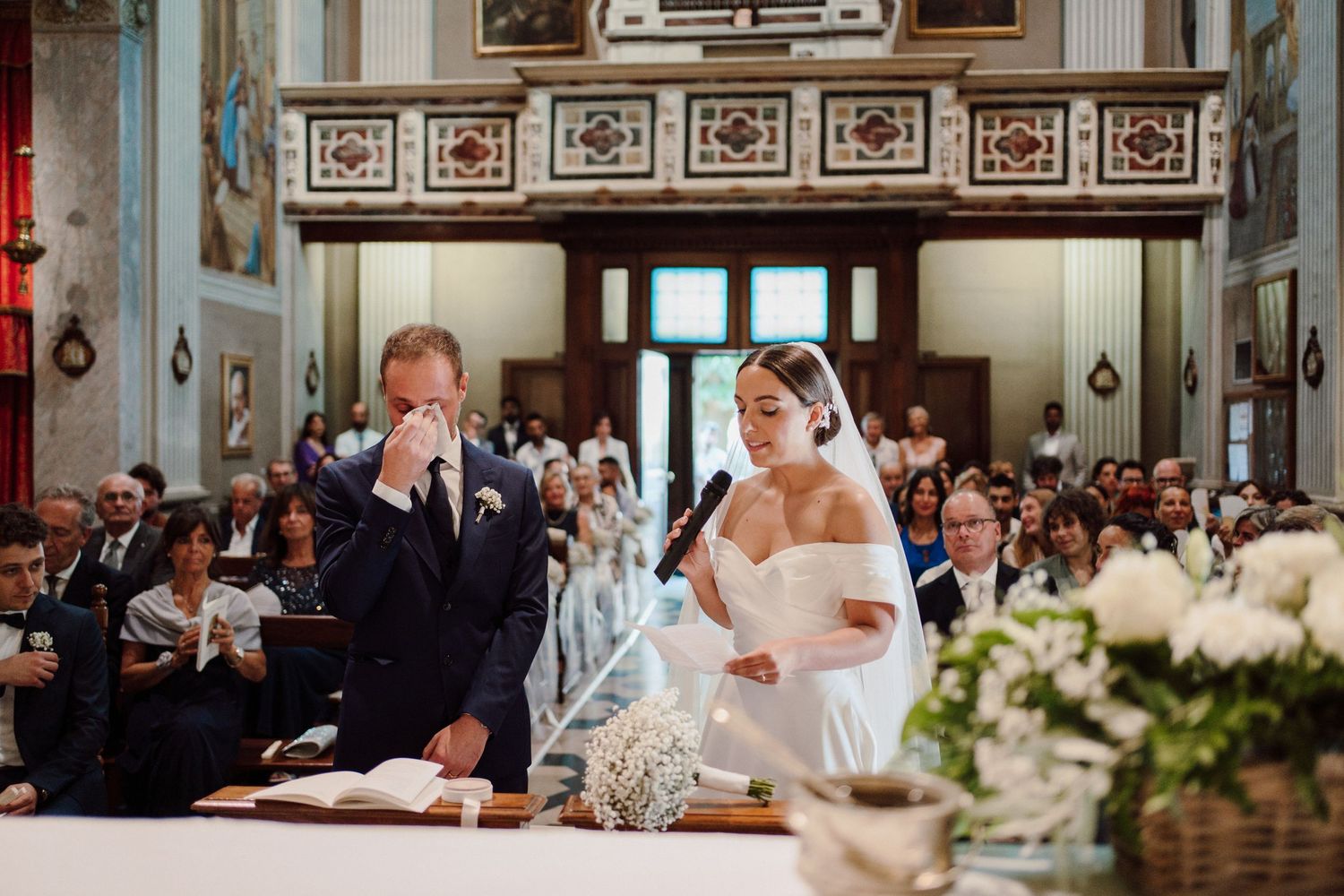 commozione sposo mentre la sua sposa legge la sua promessa in chiesa ad Iseo