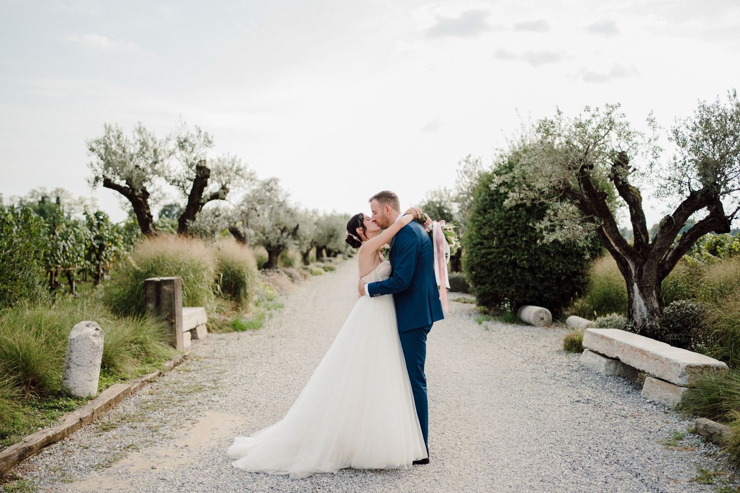 ritratto fotografico in mezzo agli ulivi in Lombardia