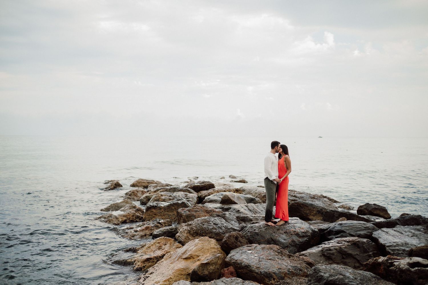 ritratto fotografico di coppia, servizio prematrimoniale al mare in Liguria, sulla spiaggia di Pietra Ligure
