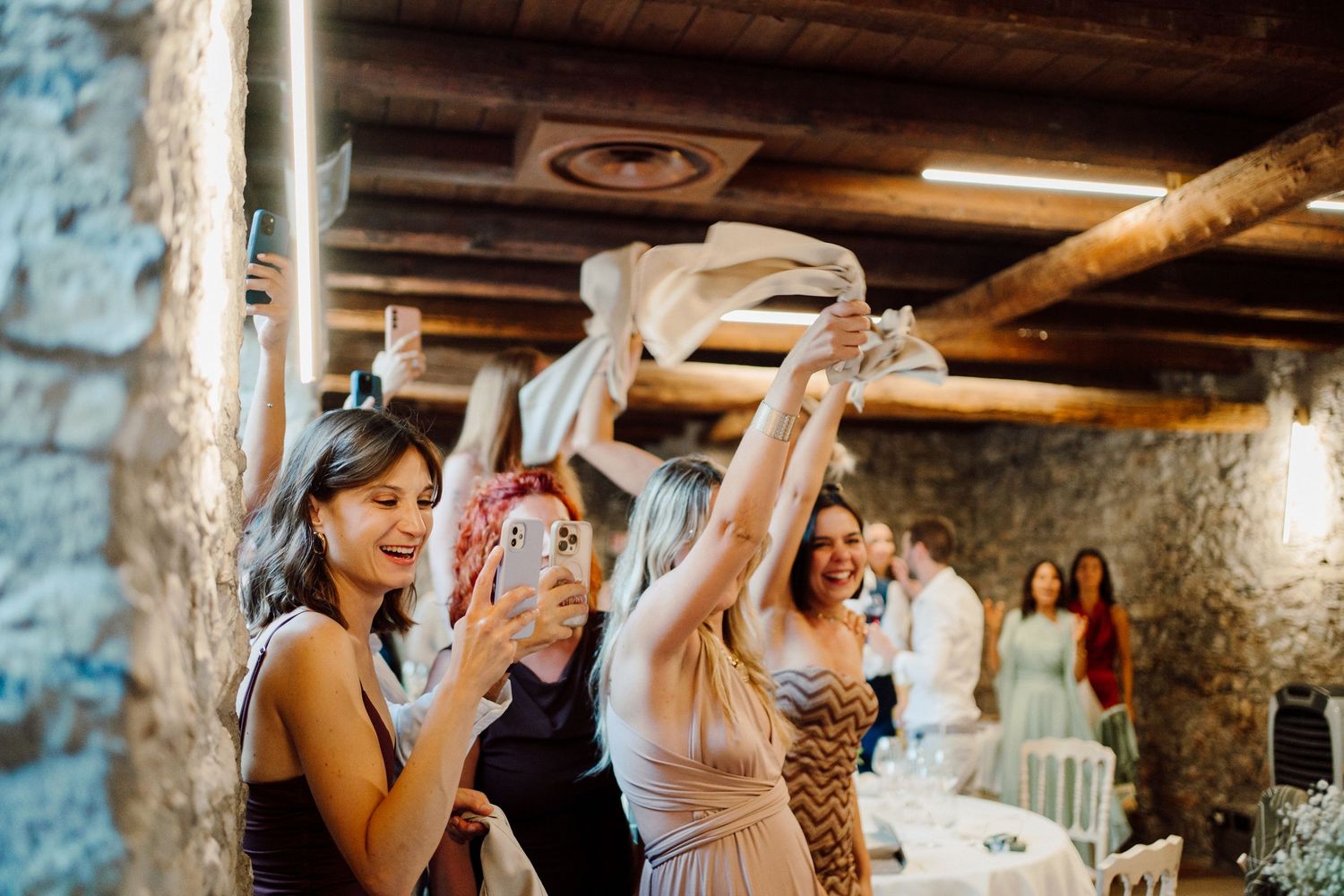 festeggiamenti invitati durante l'ingresso degli sposi in sala al Carlo magno