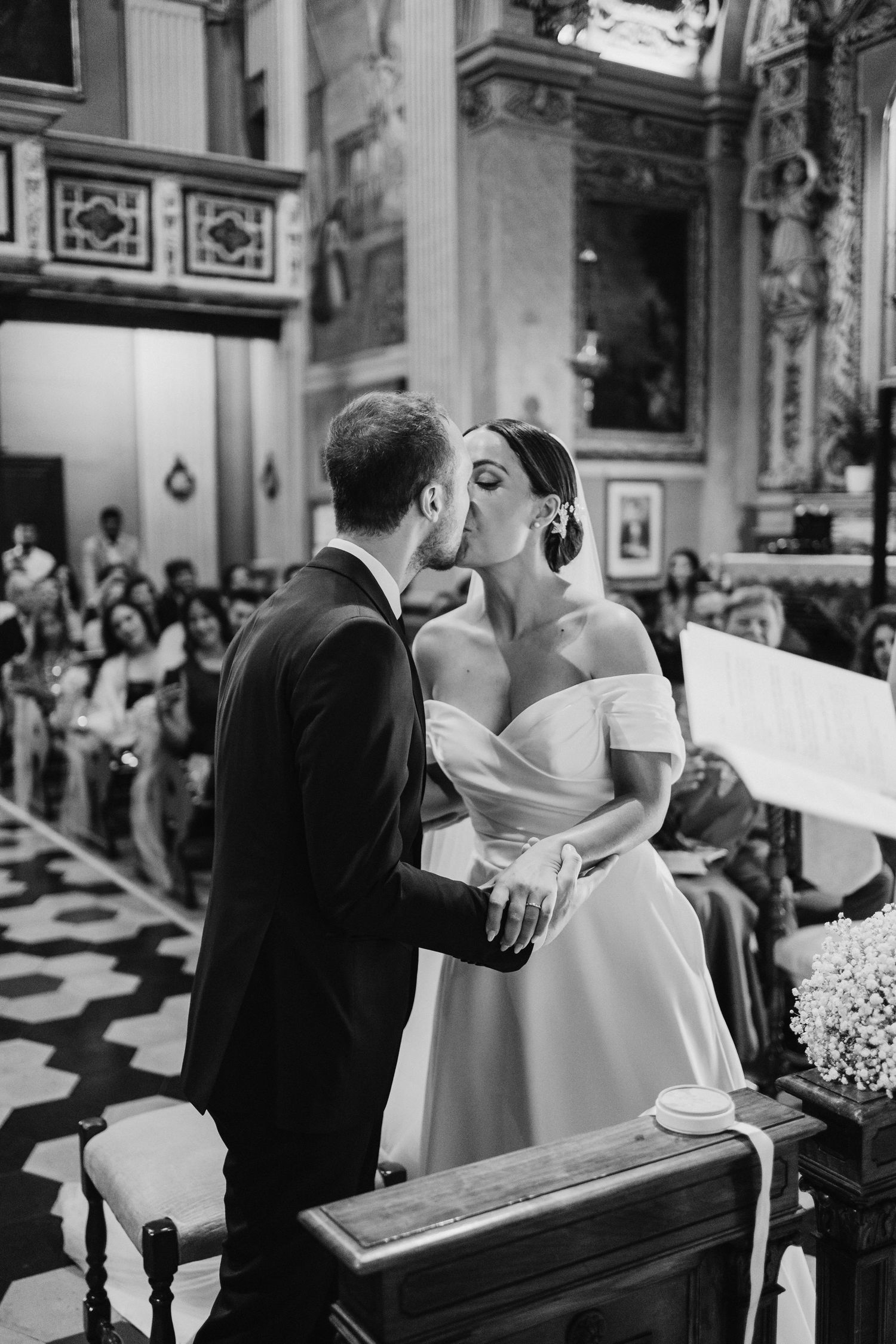 bacio sposi in chiesa ad Iseo