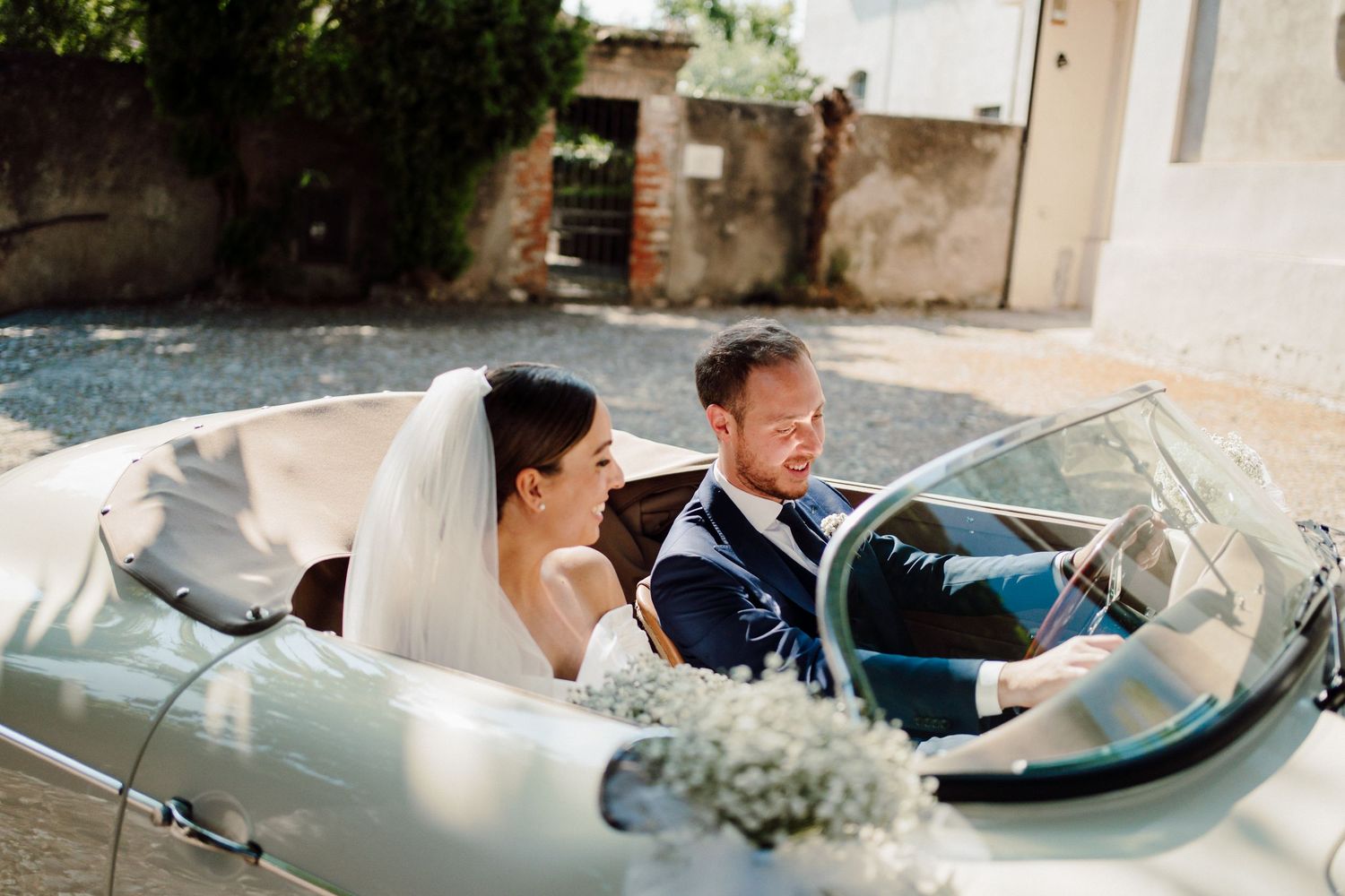 dettaglio sposi con auto d'epoca porche