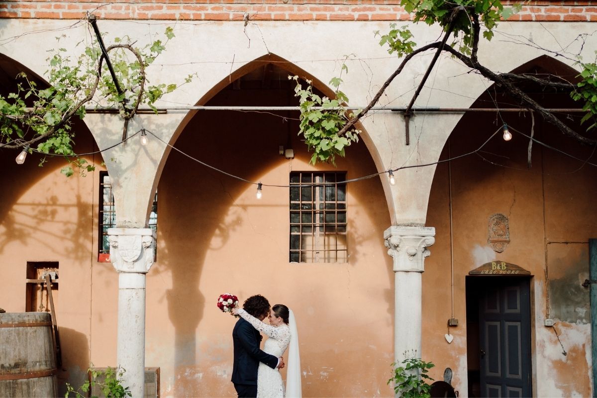 ritratto di matrimonio agli sposi in location a cascina lago scuro