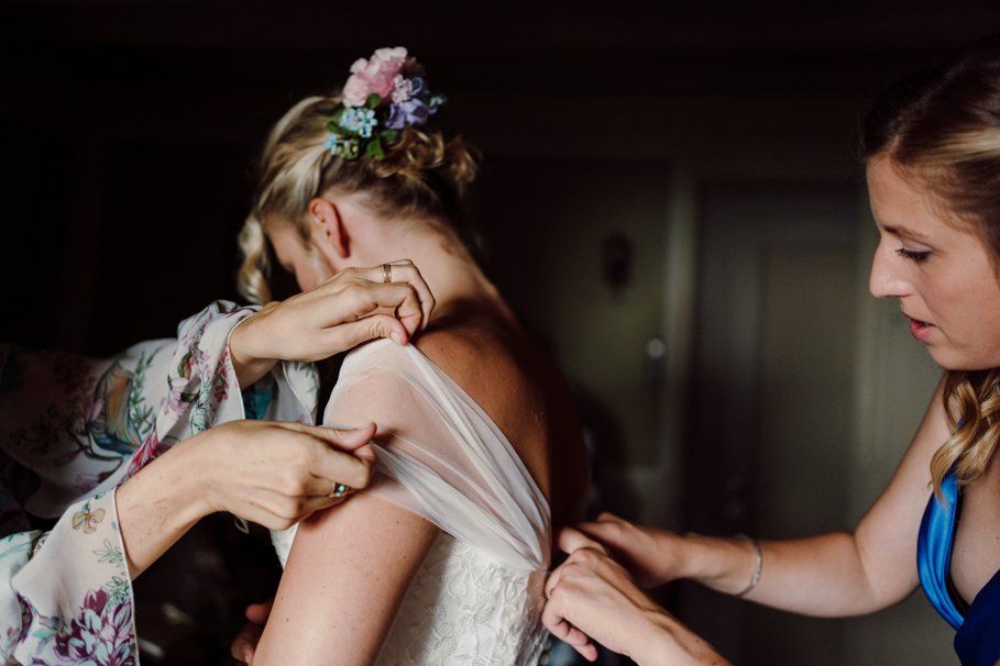 preparativi sposa in location a Tenuta Frizzoni mentre indossa l'abito