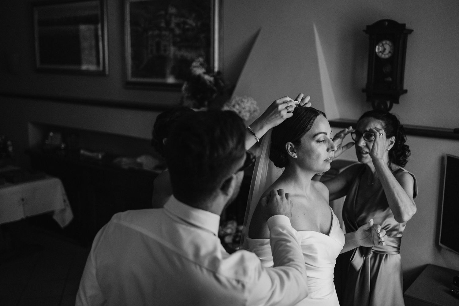 dettaglio velo sposa durante la preparazione