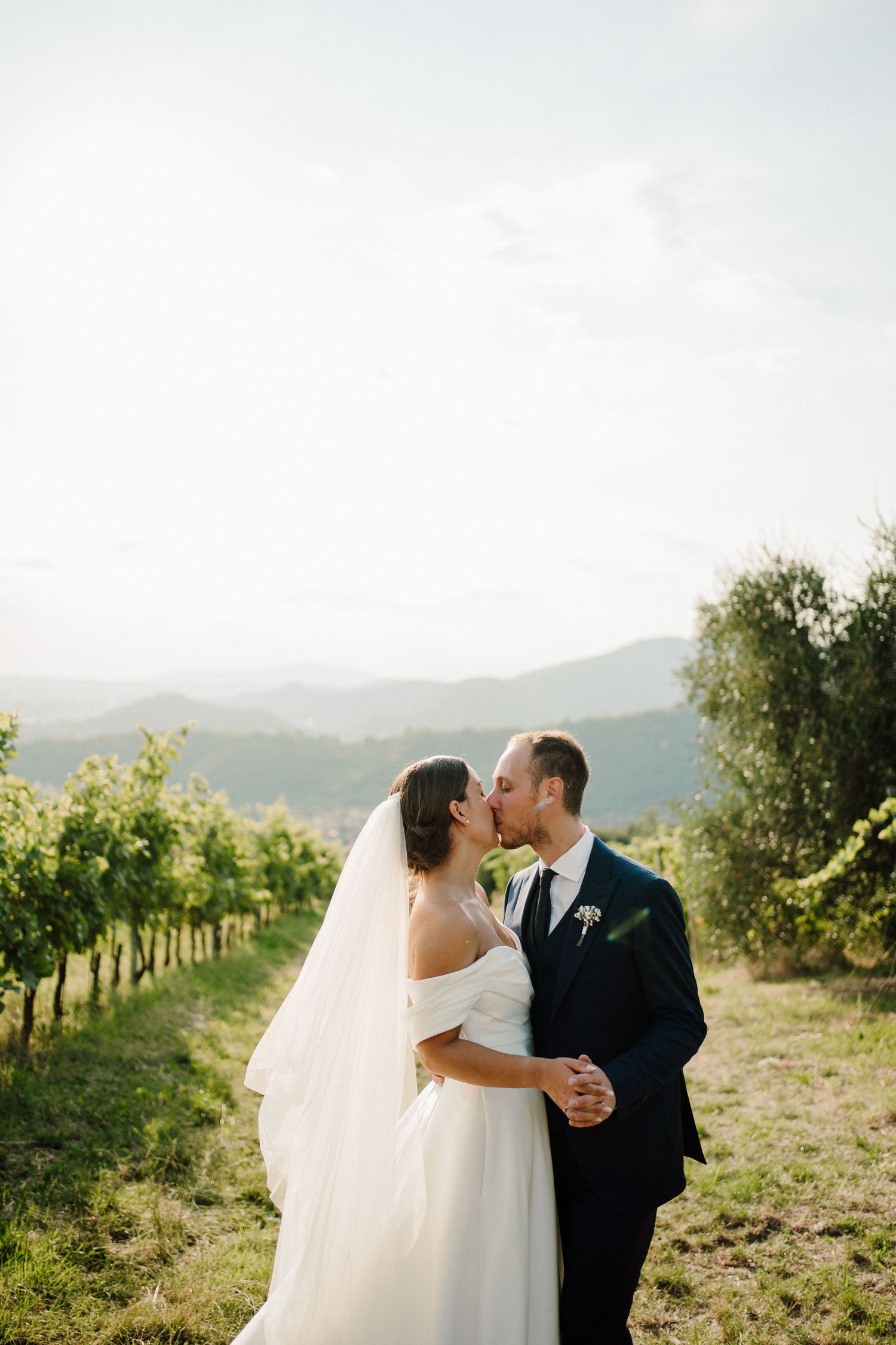 fotografia sposi in vigna a collebeato a Brescia, location matrimonio Carlo Magno.