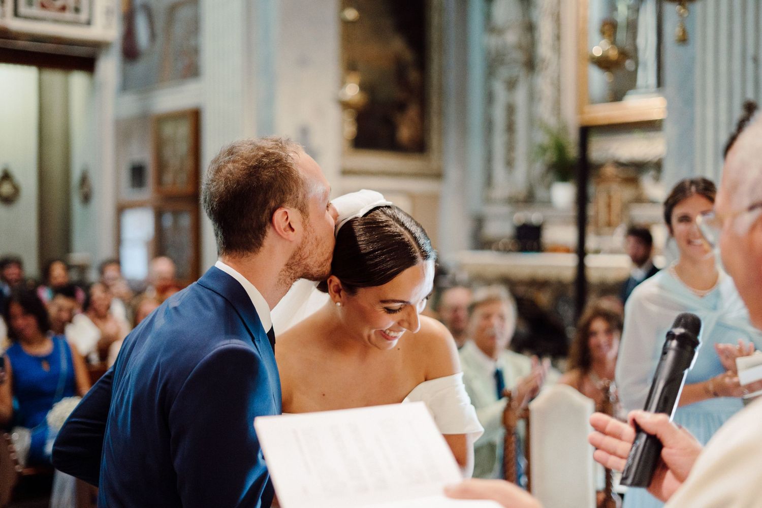 bacio sposi in chiesa ad Iseo