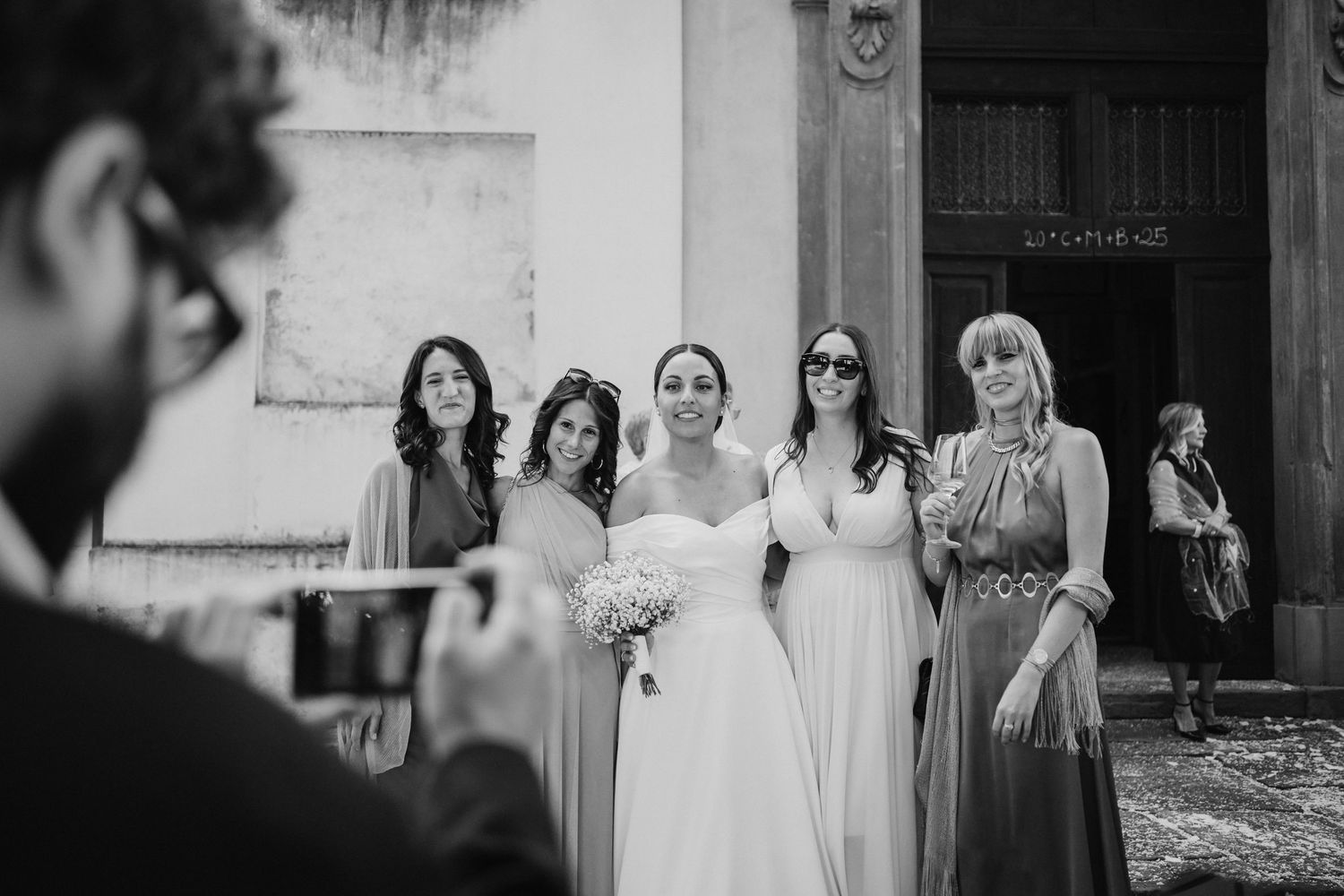 momento spontaneo tra invitati e sposa a Iseo