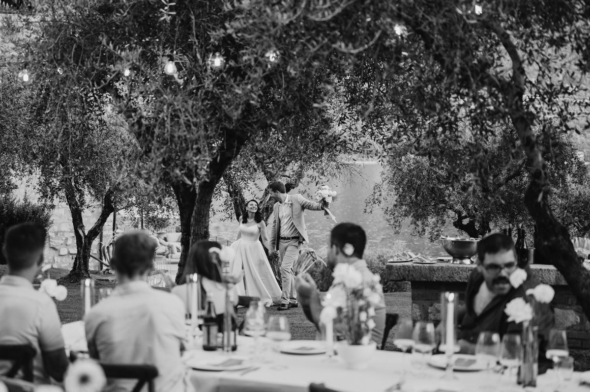 ingresso sposi per cena di matrimonio in giardino a casello oldofrdi