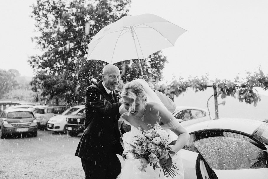 arrivo della sposa in location Tenuta Frizzoni, matrimonio con pioggia