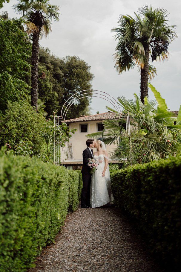 ritratti fotografici agli sposi nel giardino di Tenuta Frizzoni, location a bergamo