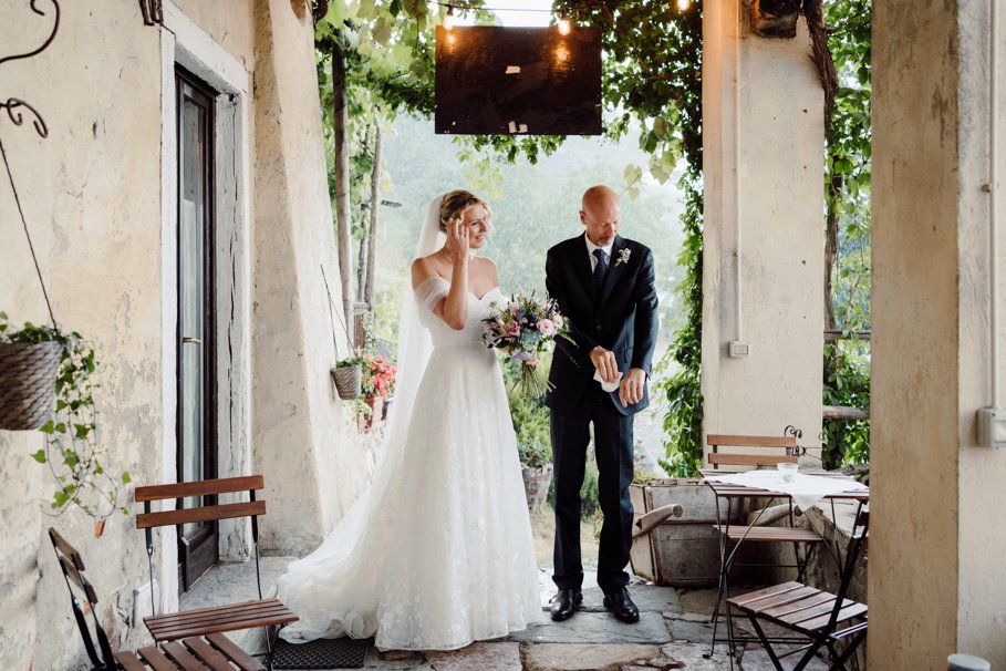 sposa emozionata mentre attende di entrare nella sala per la cerimonia
