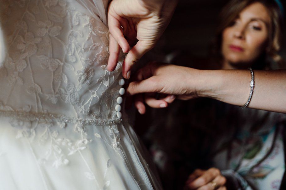 preparativi sposa in location a Tenuta Frizzoni mentre indossa l'abito