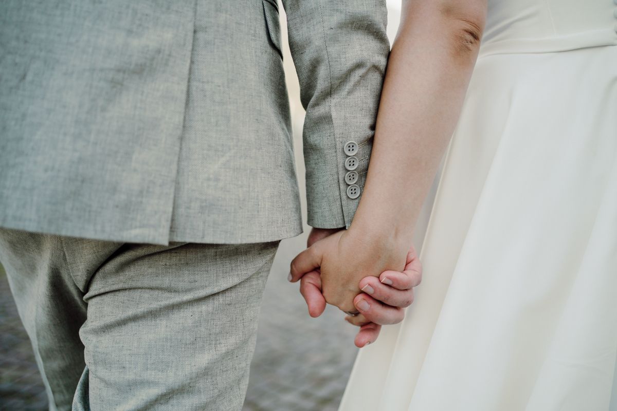 ritratto di matrimonio lungo lago a monte isola durante il tramonto