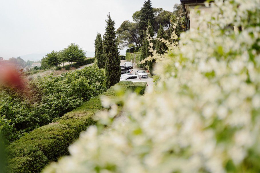 arrivo dello sposo in auto a Tenuta Frizzoni, location di matrimonio a bergamo
