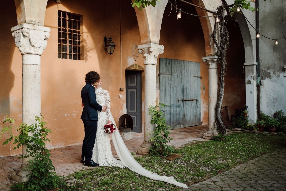 ritratto di matrimonio agli sposi in location a cascina lago scuro