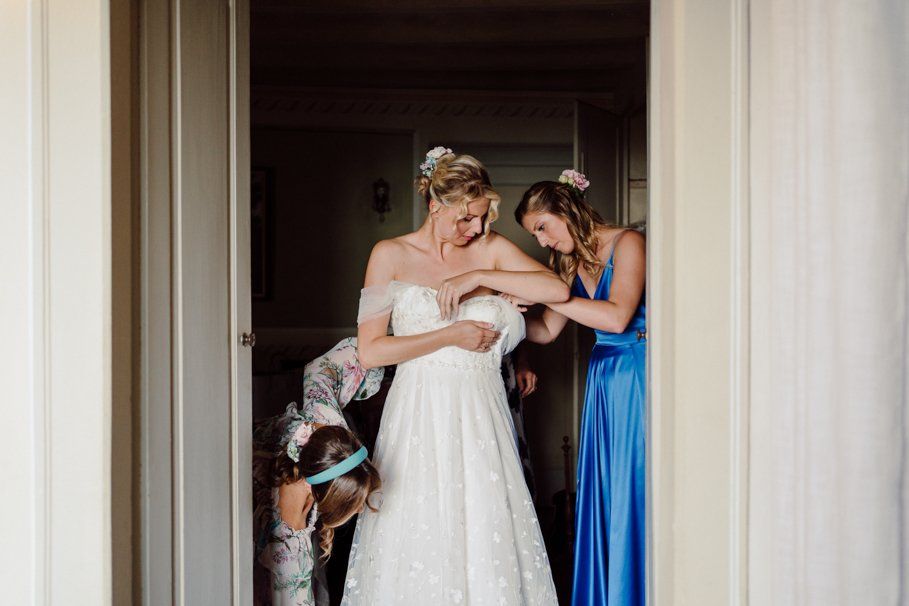 preparativi sposa in location a Tenuta Frizzoni mentre indossa l'abito