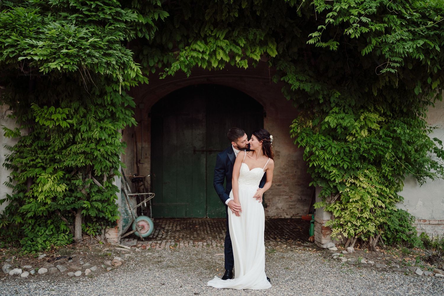 servizio fotografico matrimonio a Piacenza, ritratto sposi a cascina la Secca