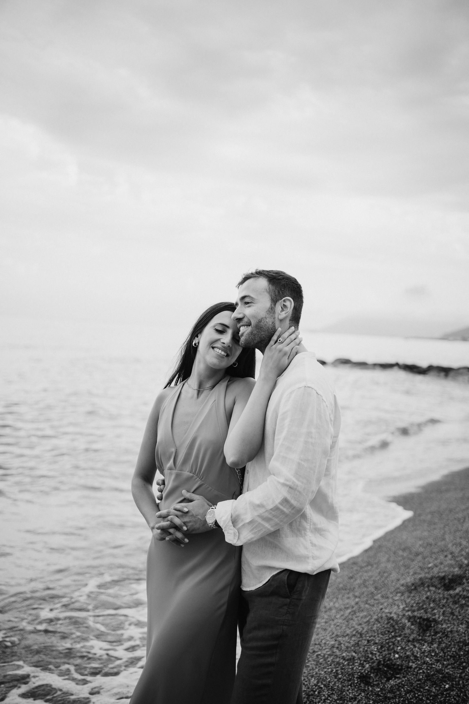 servizio fotografico prematrimoniale al mare, futuri sposi abbracciati, scatto intimo