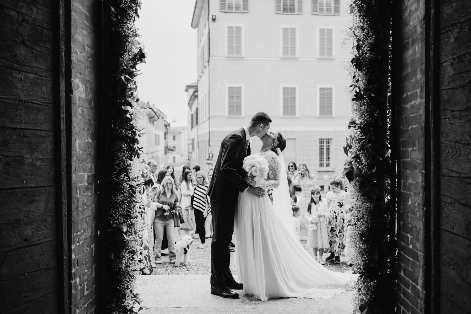 Usciata sposi dalla chiesa con bacio