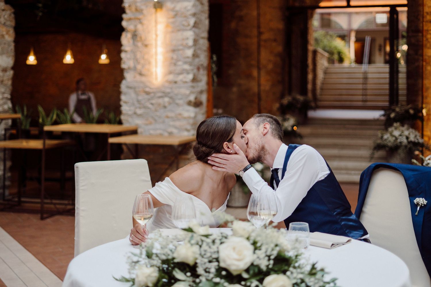 bacio sposi entrata in sala per la cena di matrimonio