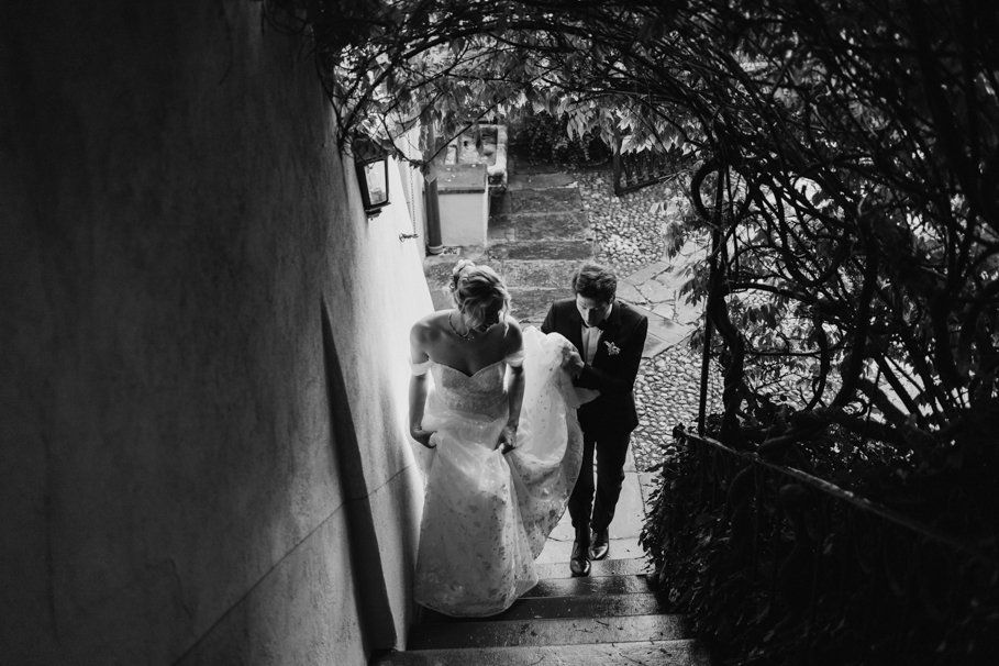 ritratti fotografici agli sposi nel giardino di Tenuta Frizzoni, location a bergamo