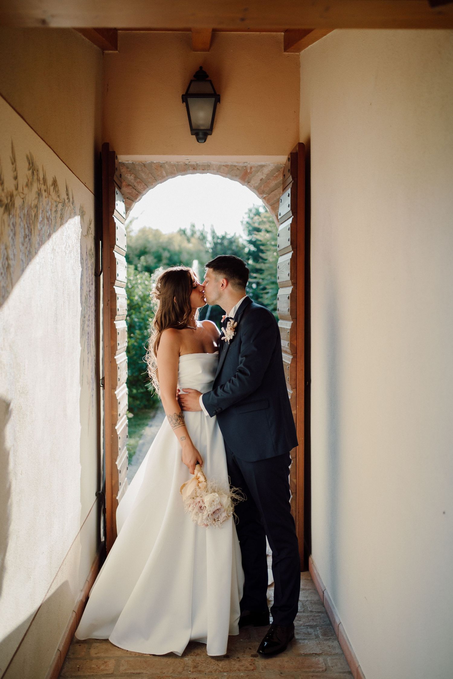 ritratto fotografico di sposi mentre si baciano in location a Brescia, residenza la casina