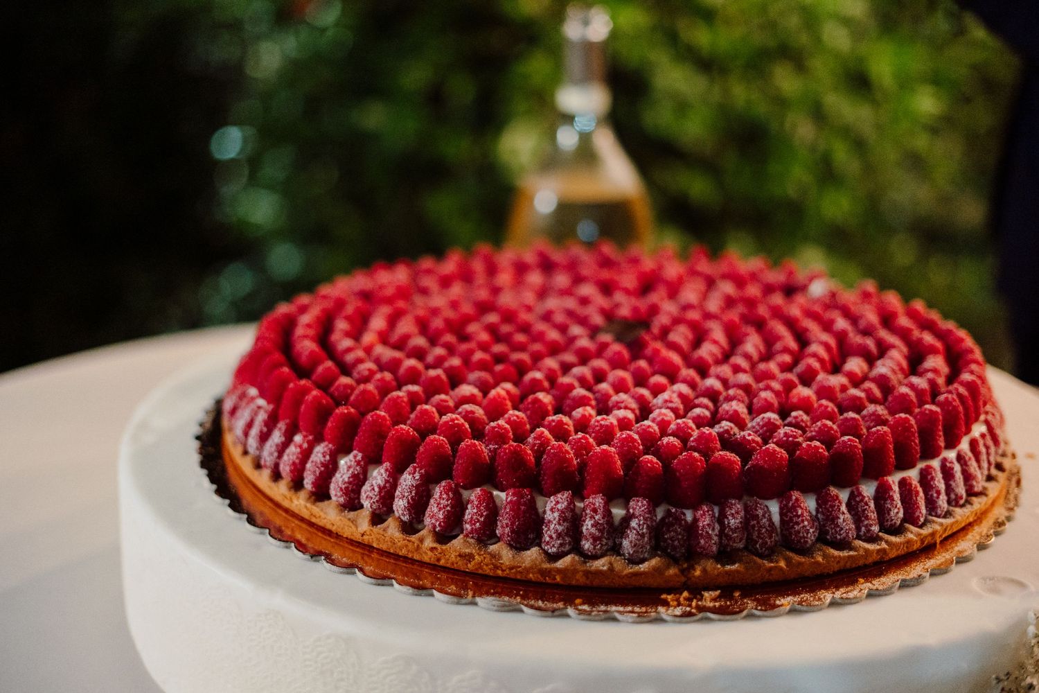 dettaglio torta nuziale crostata con lamponi di Iginio Massari presso Carlo Magno