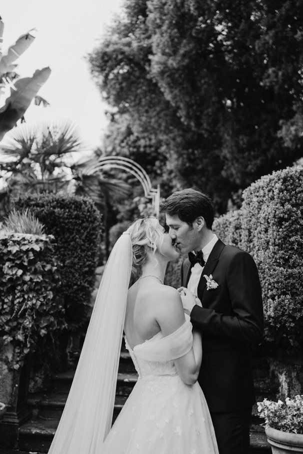 ritratti fotografici agli sposi nel giardino di Tenuta Frizzoni, location a bergamo