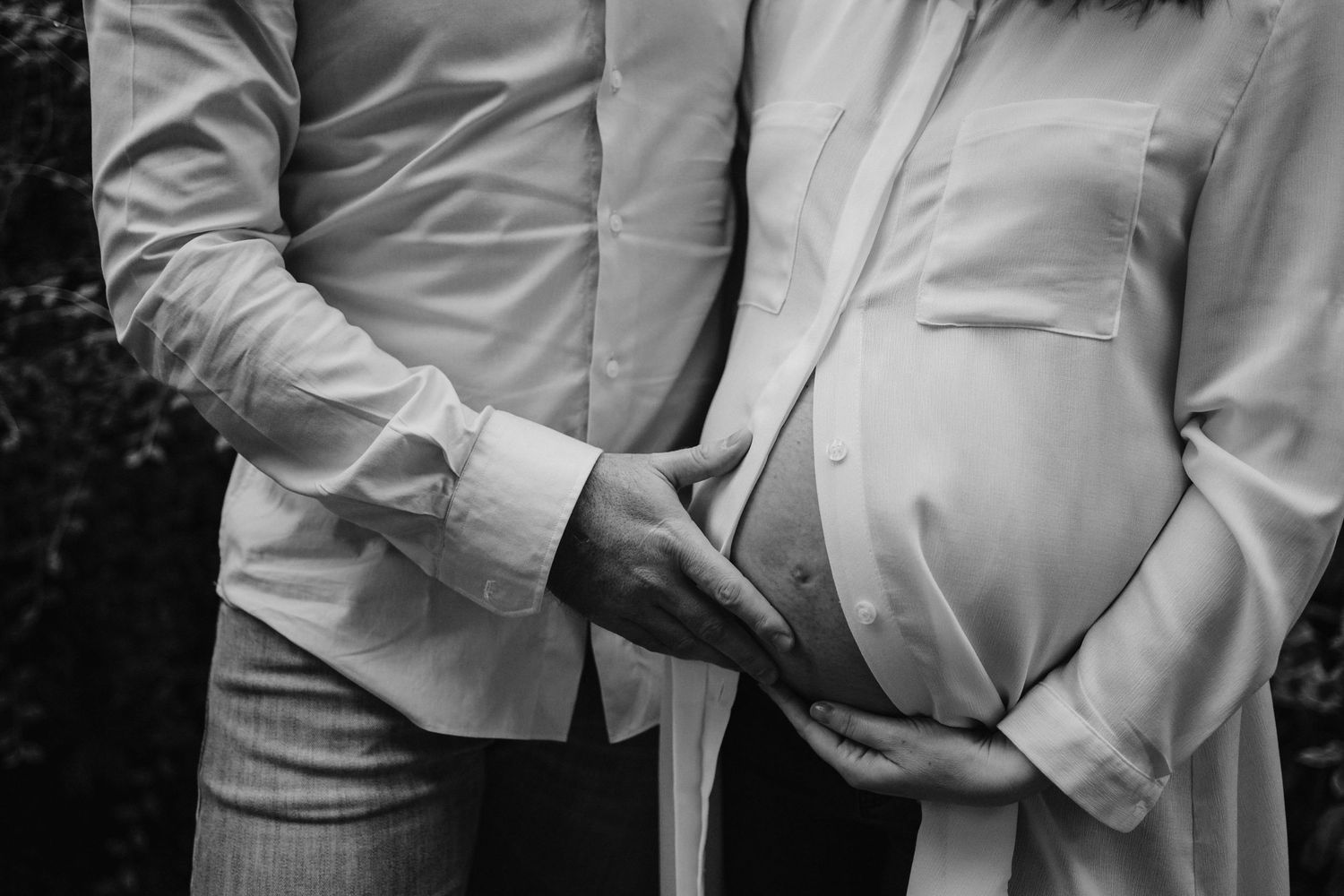 dettaglio pancione e mani dei futuri genitori