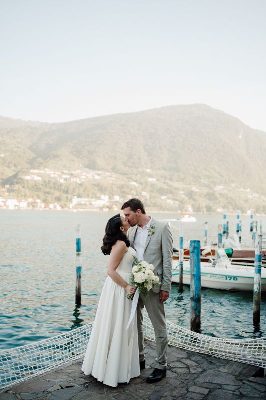 ritratto di matrimonio lungo lago a monte isola durante il tramonto
