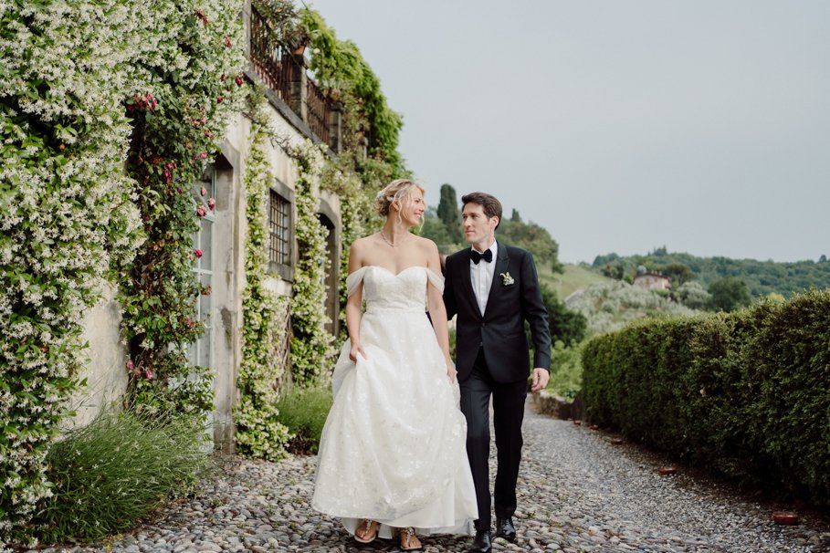 ritratti fotografici agli sposi nel giardino di Tenuta Frizzoni, location a bergamo