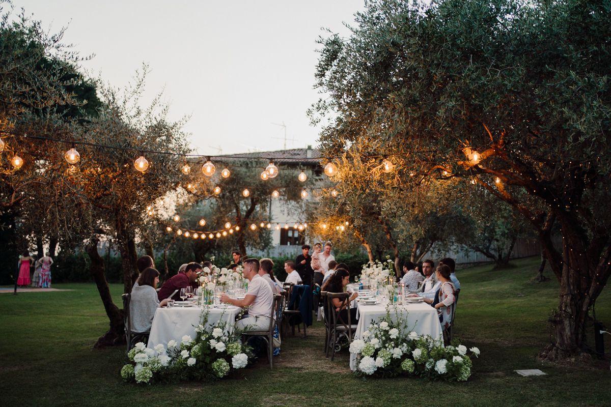 cena in giardino con brindisi a castello oldofredi