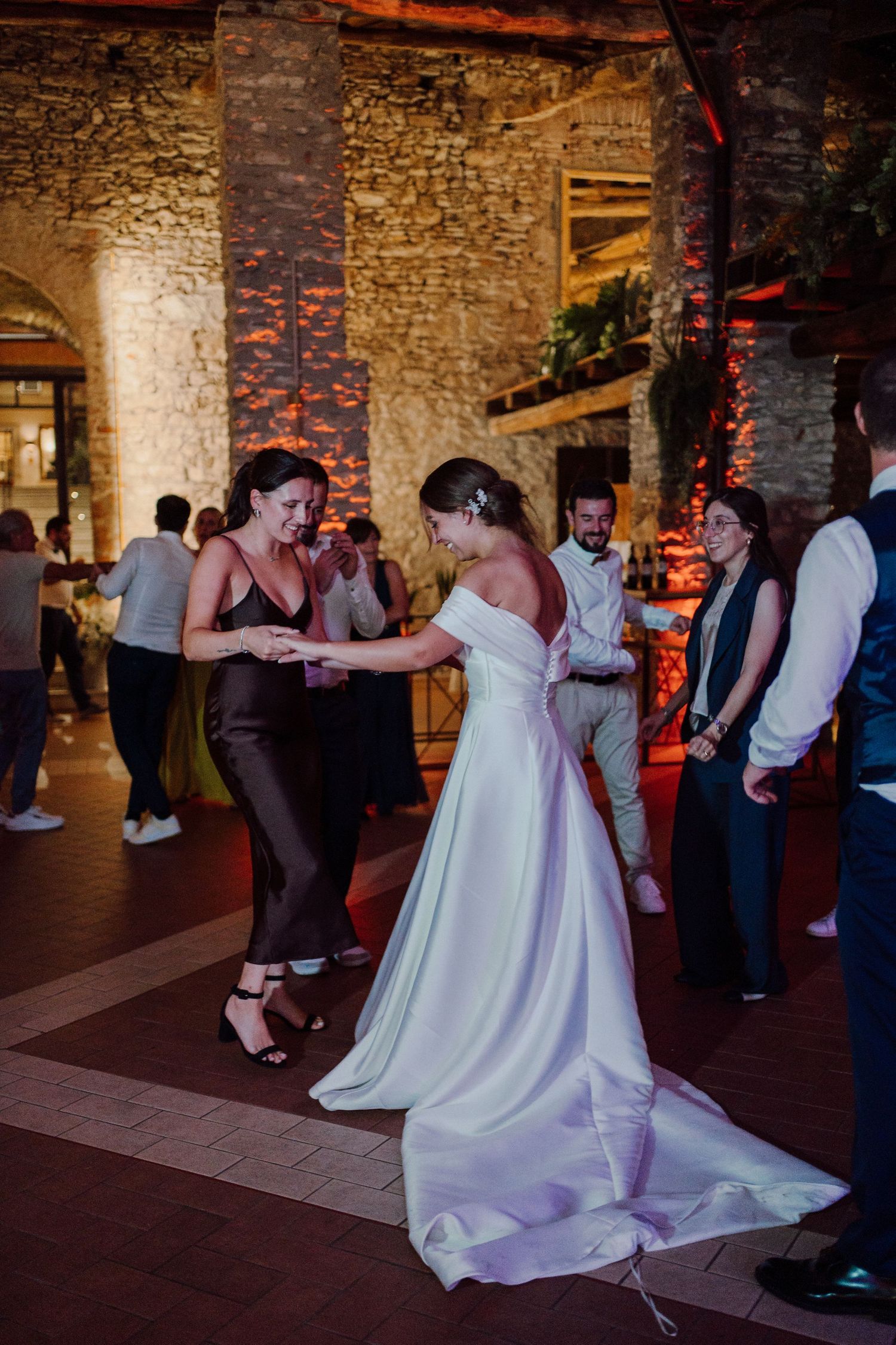 ballo sposa con amiche in location Carlo magno