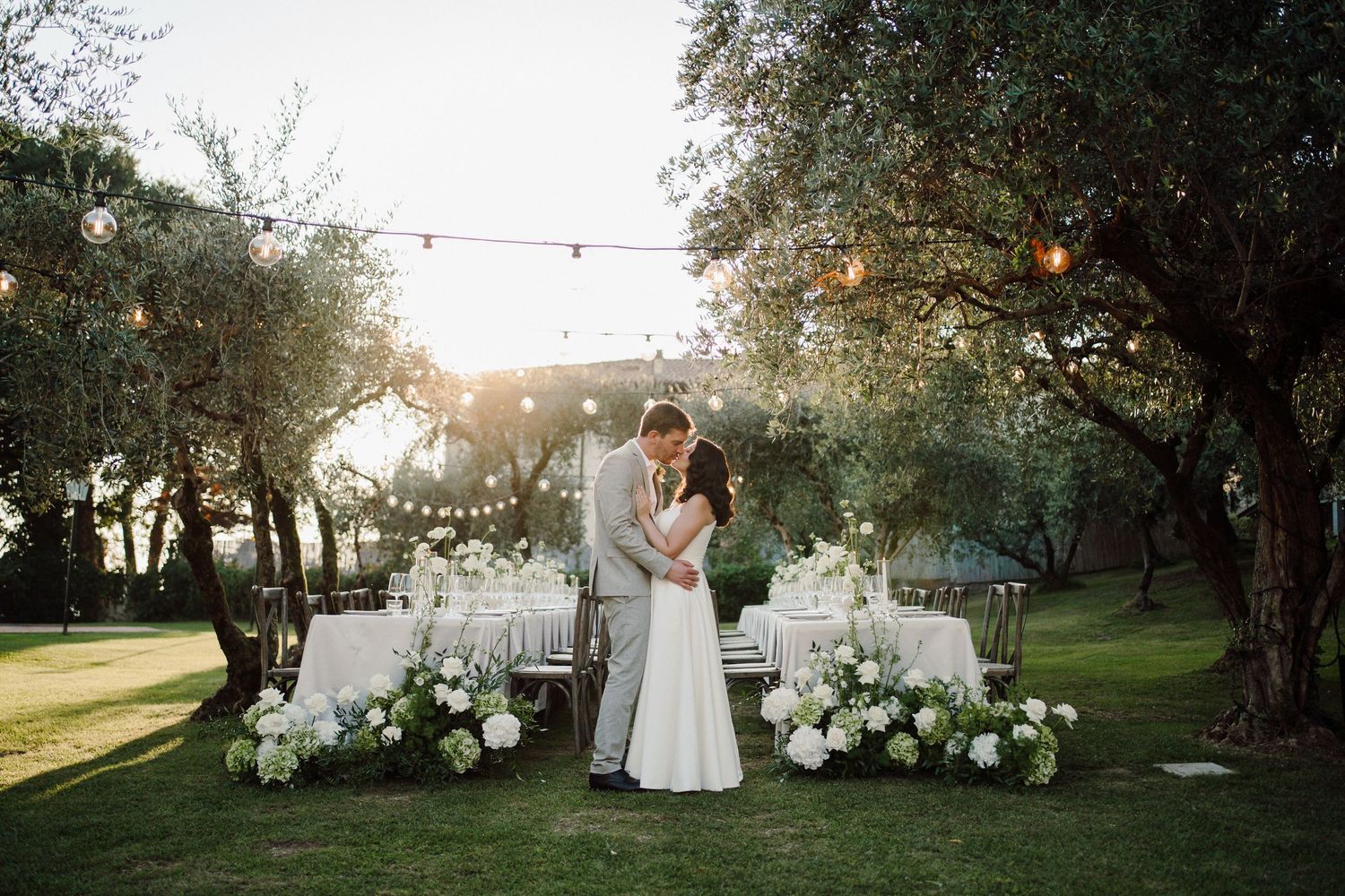 ritratto fotografico agli sposi nel giardino della location di castello oldofredi a Montisola sul Lago D'Iseo