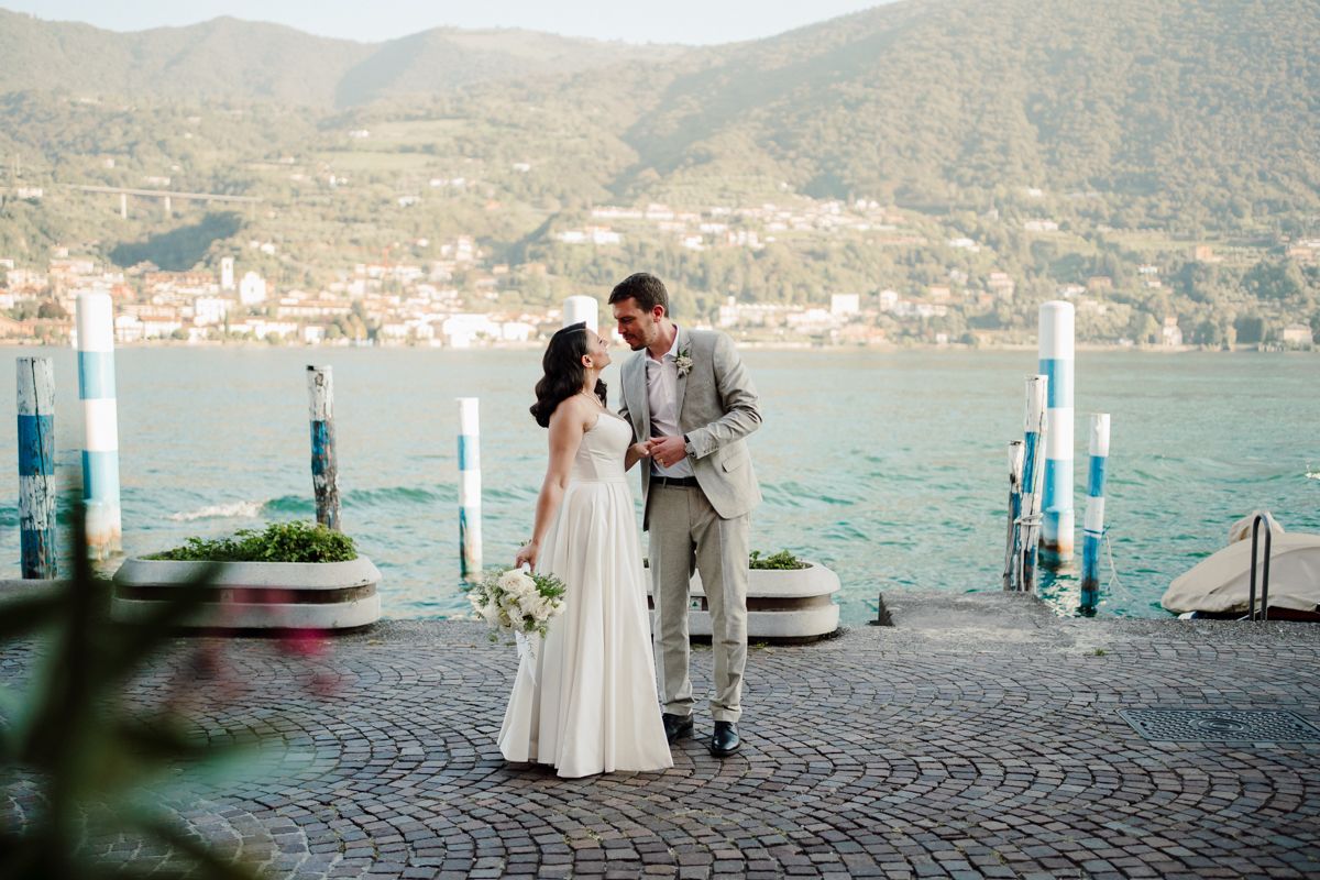 ritratto di matrimonio lungo lago a monte isola durante il tramonto