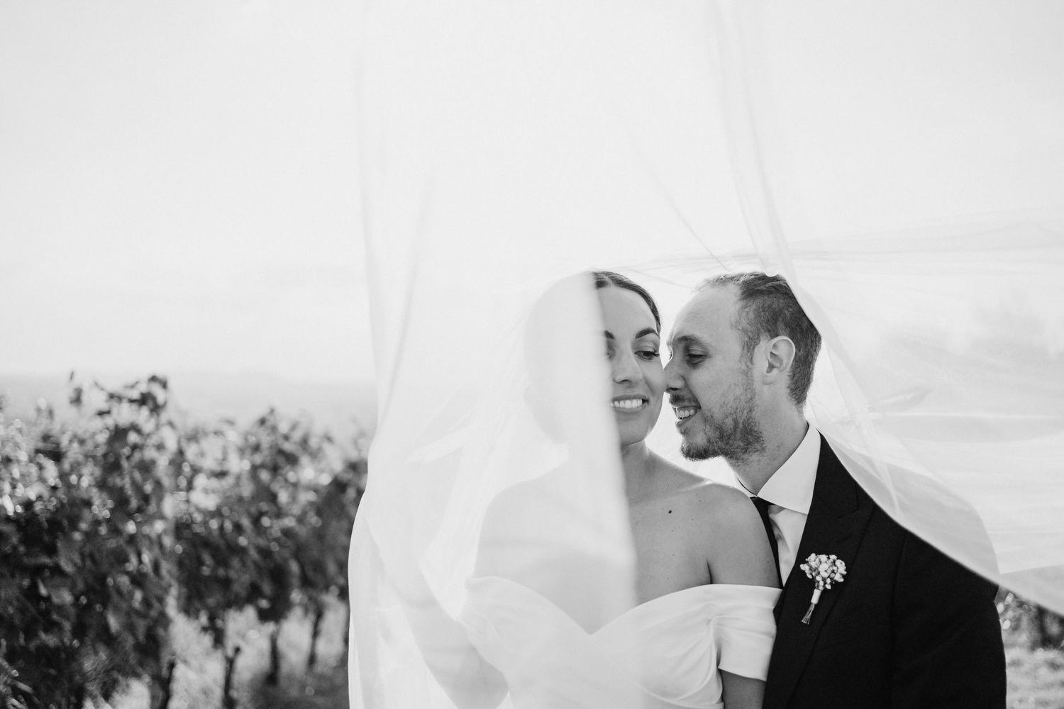 ritratto fotografico in bianco e nero presso le vigne del Carlo magno a collebeato a brescia