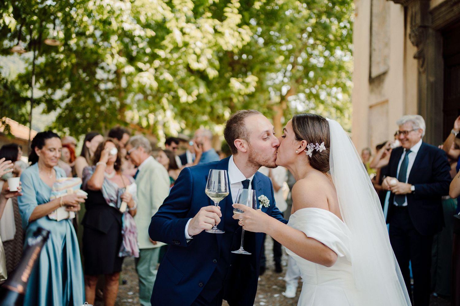 bacio sposi fuori dalla chiesa di Iseo