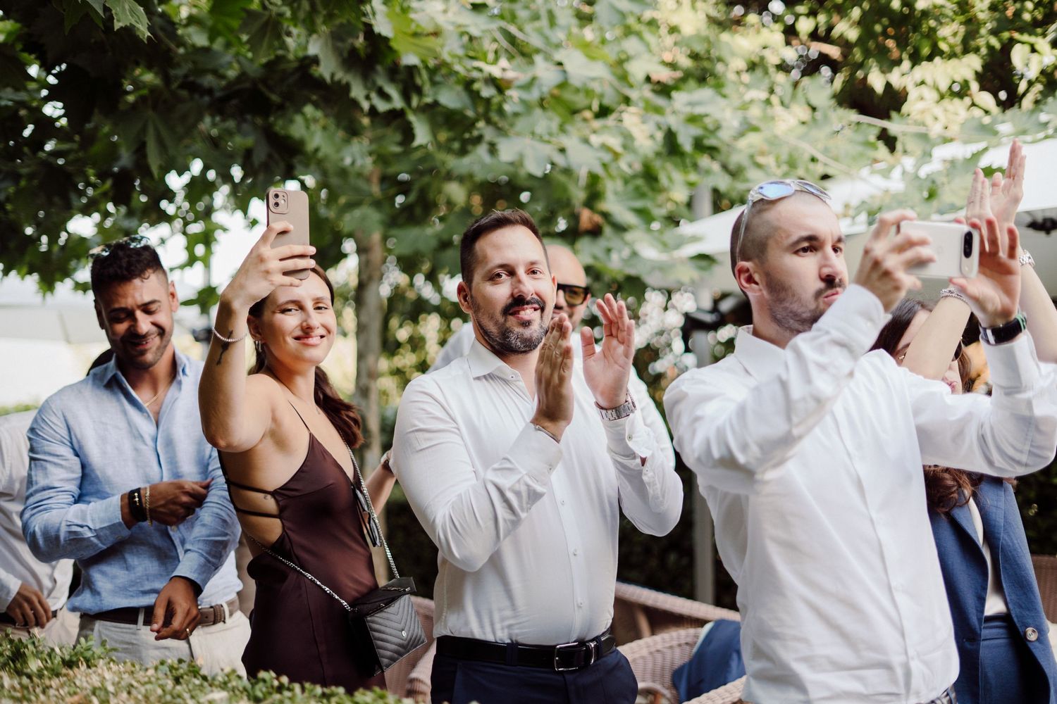 festeggiamenti e applausi all'arrivo degli sposi in location