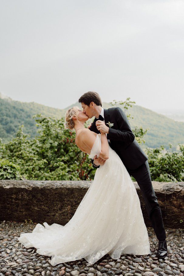 ritratti fotografici agli sposi nel giardino di Tenuta Frizzoni, location a bergamo