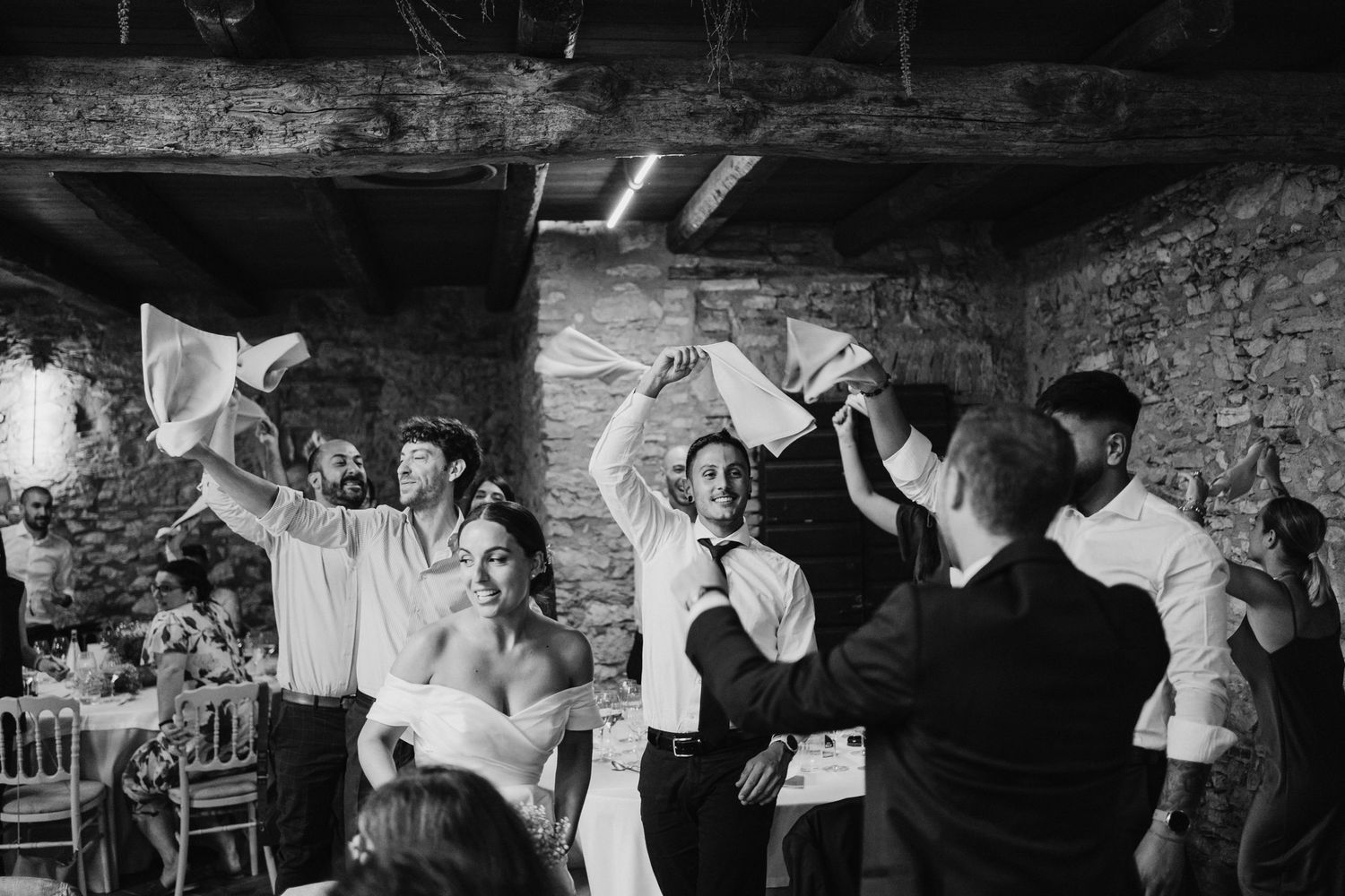 ingresso sposi in sala per la cena di matrimonio