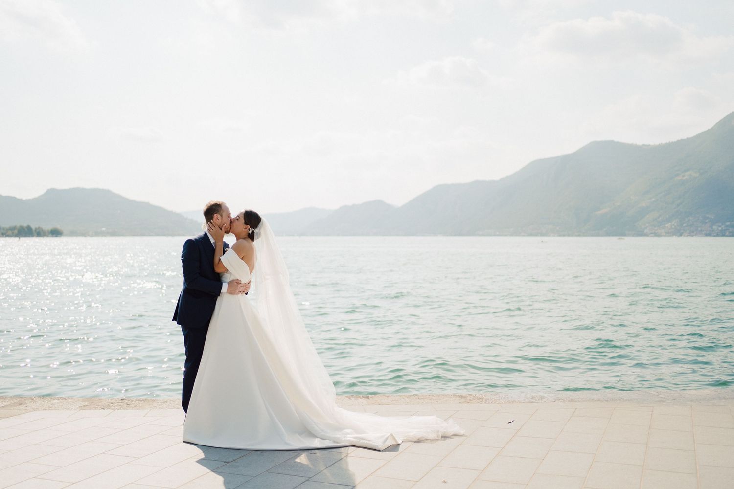 ritratto fotografico agli sposi con panorama sul lago d'iseo