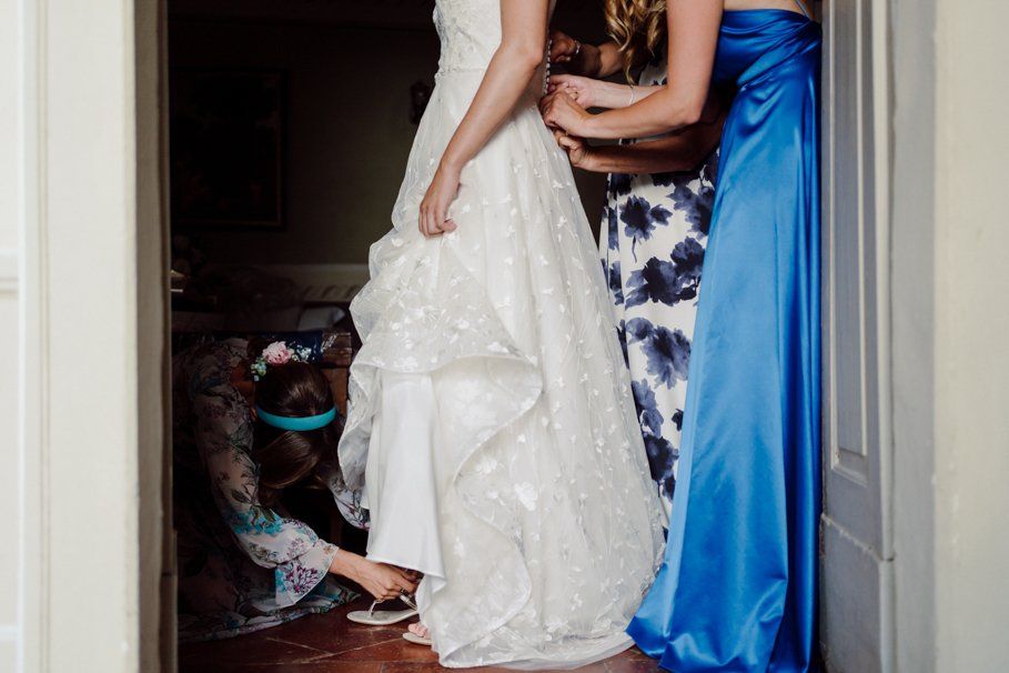 preparativi sposa in location a Tenuta Frizzoni mentre indossa l'abito