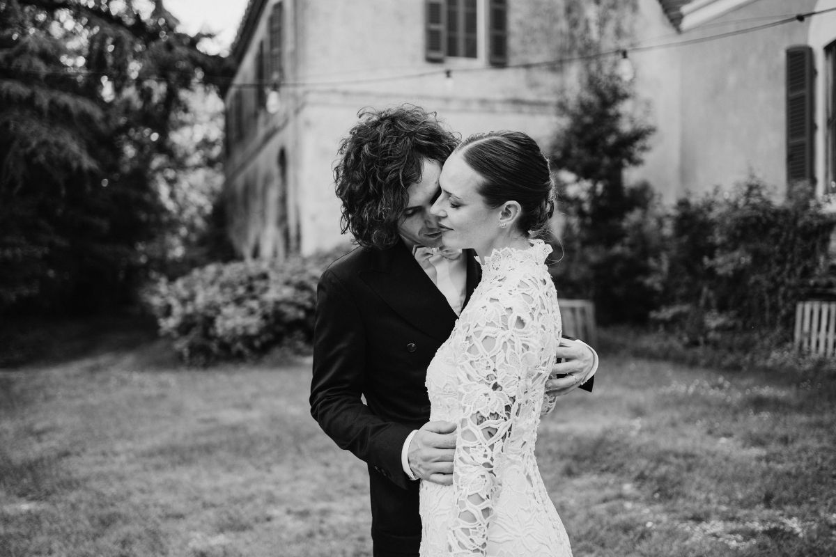 ritratto di matrimonio agli sposi in location a cascina lago scuro